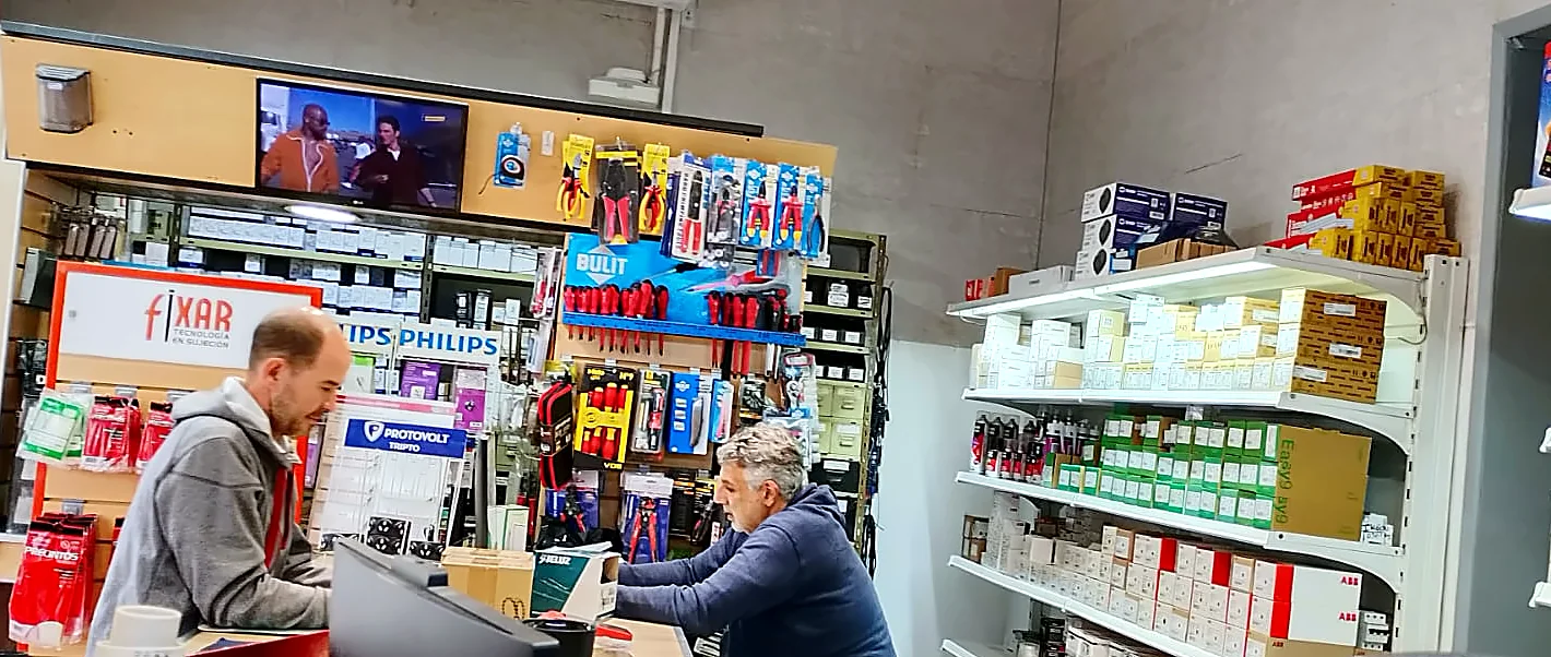Atención en el mostrador, frente a la pared de herramientas y los estantes