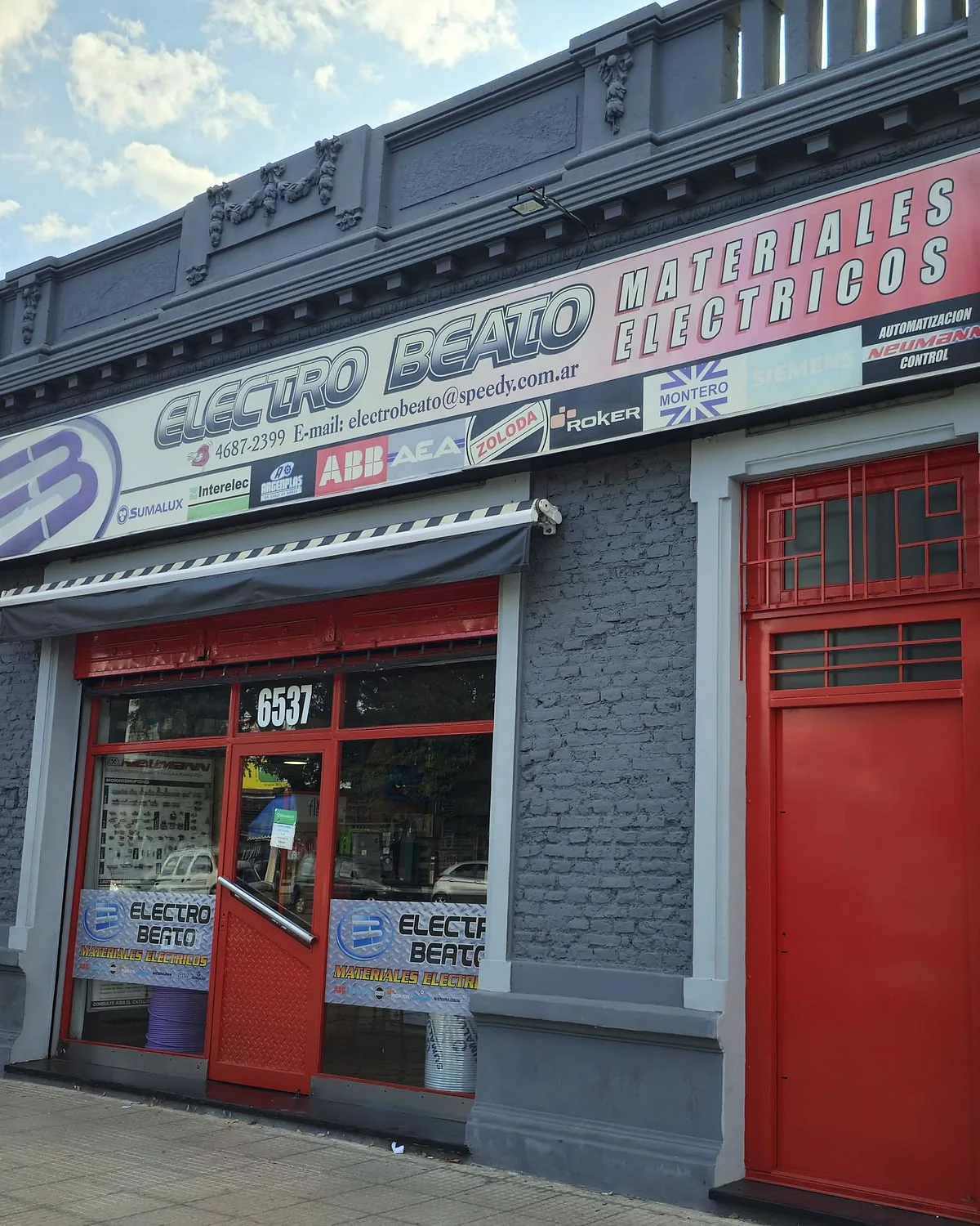 La fachada del local sobre Av. Juan Bautista Alberdi