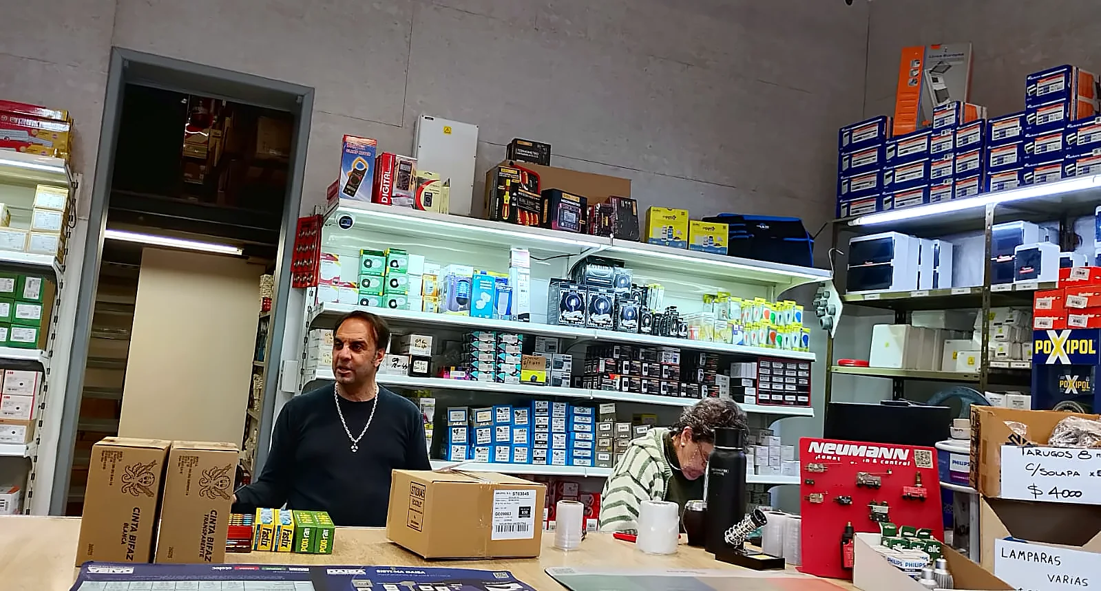 Los estantes llenos de materiales detrás del mostrador del local